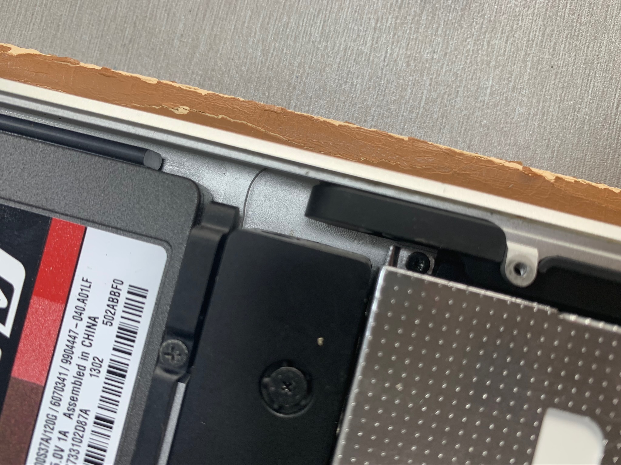 macbookpro喇叭破音使用工具,macbookpro喇叭破音胶水修复方法