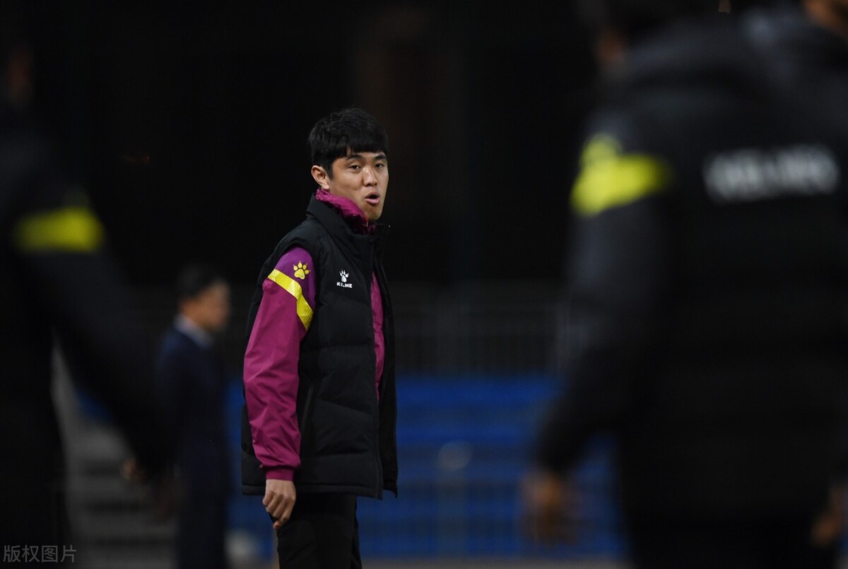 红牌罚下恒大,恒大全场粗野犯规却不见红牌