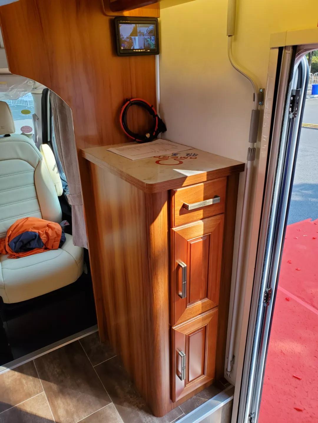 骏驰依维柯c型纵置床房车,2.98米的子母床c型依维柯房车