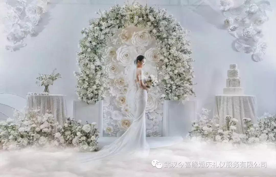 法式白绿色草坪婚礼布置,白绿色系婚礼调色教程