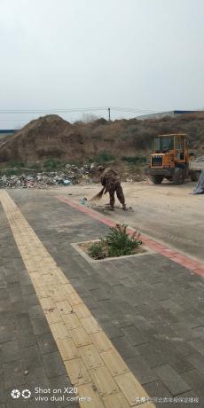 保定一小学与建筑垃圾为邻,弃土临街有3米高,学生学习环境让人忧