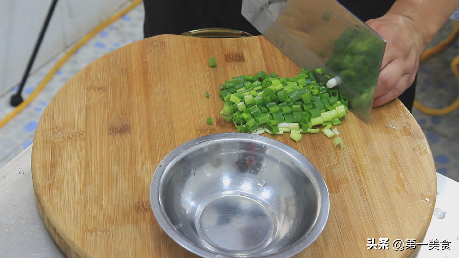鸡蛋煎饼怎么做松软酥脆,一碗面粉两个鸡蛋独家做法