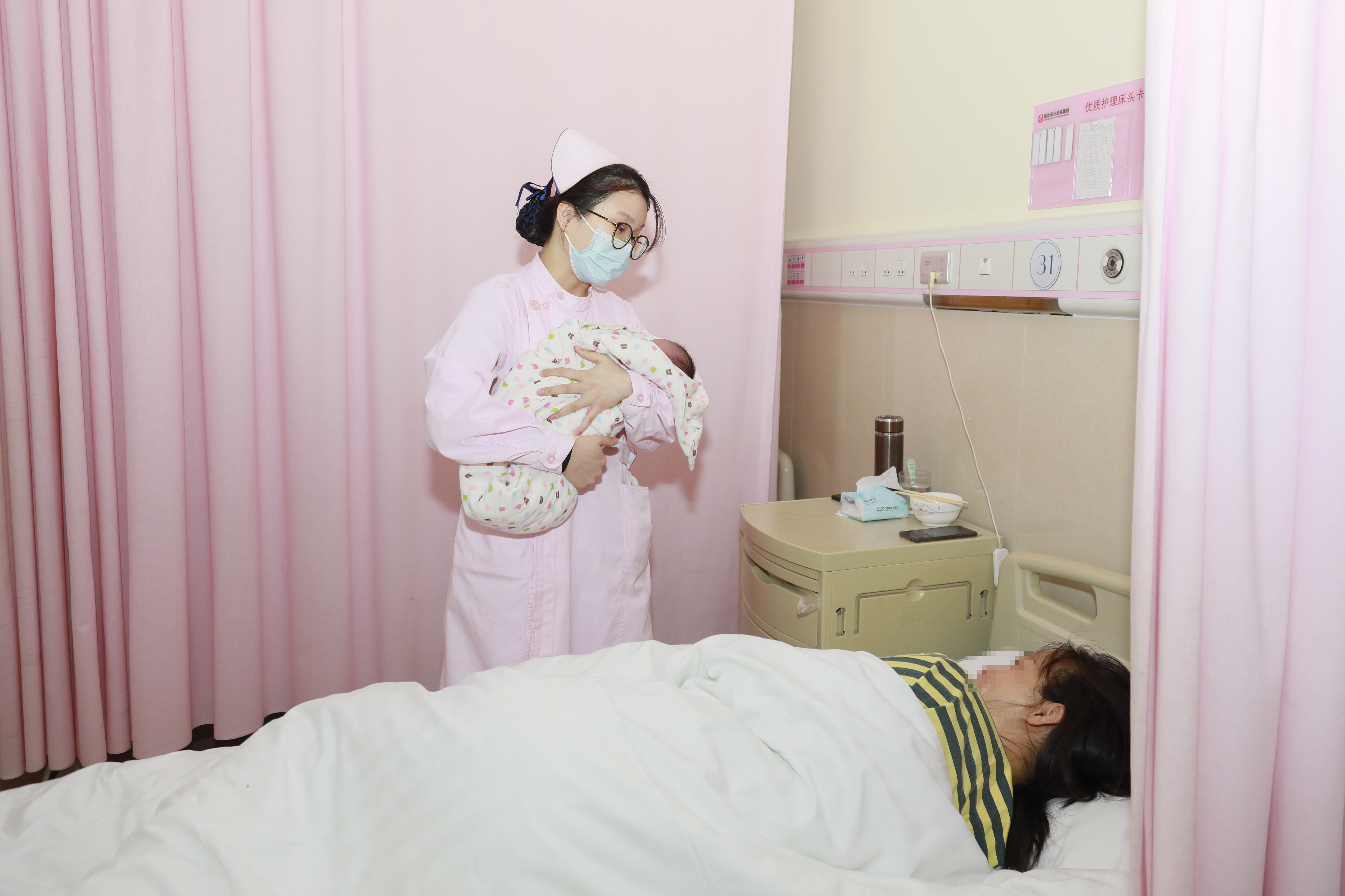 二胎产妇在家急产,二胎产妇突然临盆助产士出手相助