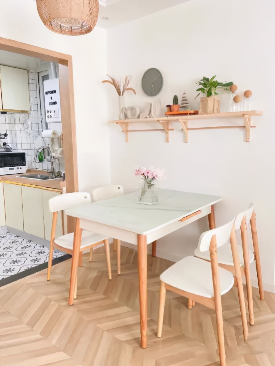 实木餐桌怎么买便宜又好用,实木餐桌的优点和缺点