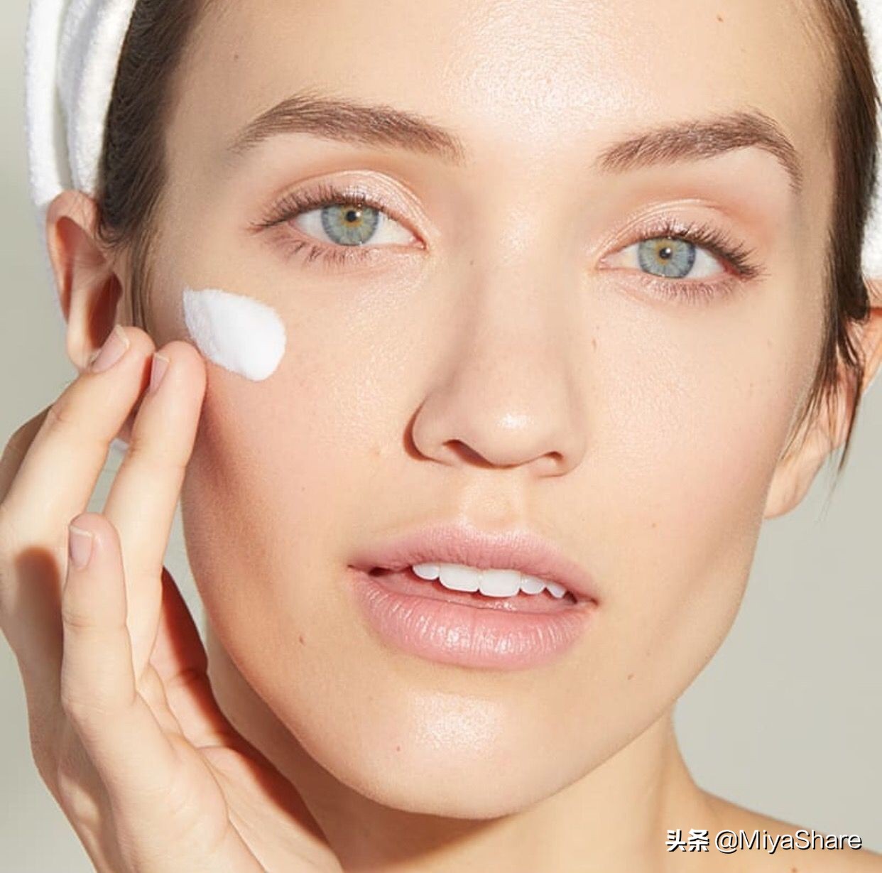 怡丽丝尔纯a小金管眼霜测评,黛珂牛油果好还是怡丽丝尔好用