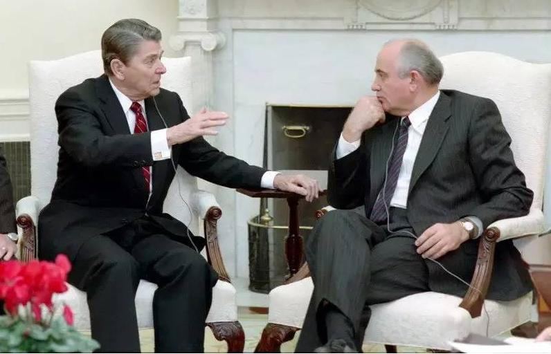 苏联崩溃论是谁提出的,戈尔巴乔夫怎样葬送苏联的