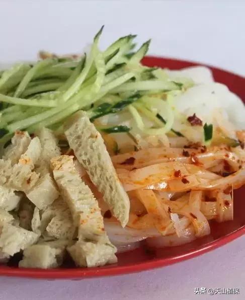 水晶凉皮和绿豆凉皮子的做法,家常凉皮的制作方法新疆