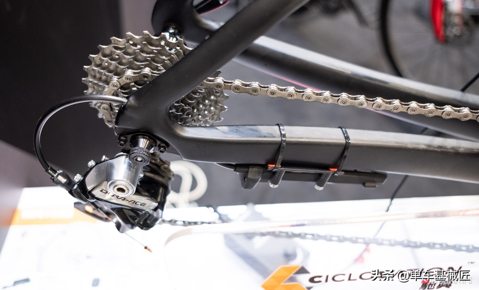 这是飞机，这是鸟……不，这是一个无压迫感的自行车车座