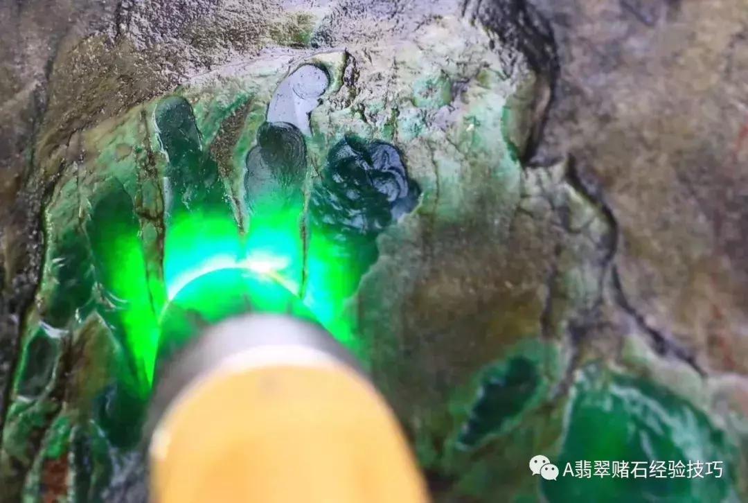 翡翠的颜色越浓越好吗,翡翠的光泽度等级区别