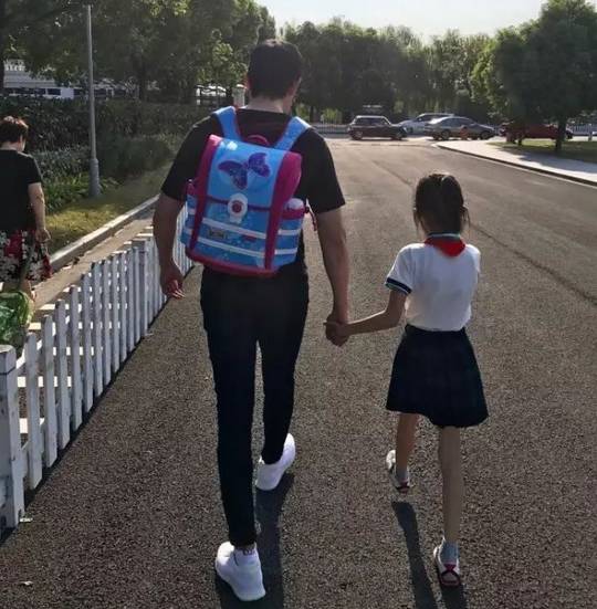 12岁孩子背的书包应该多少斤,6岁孩子能背10斤书包吗