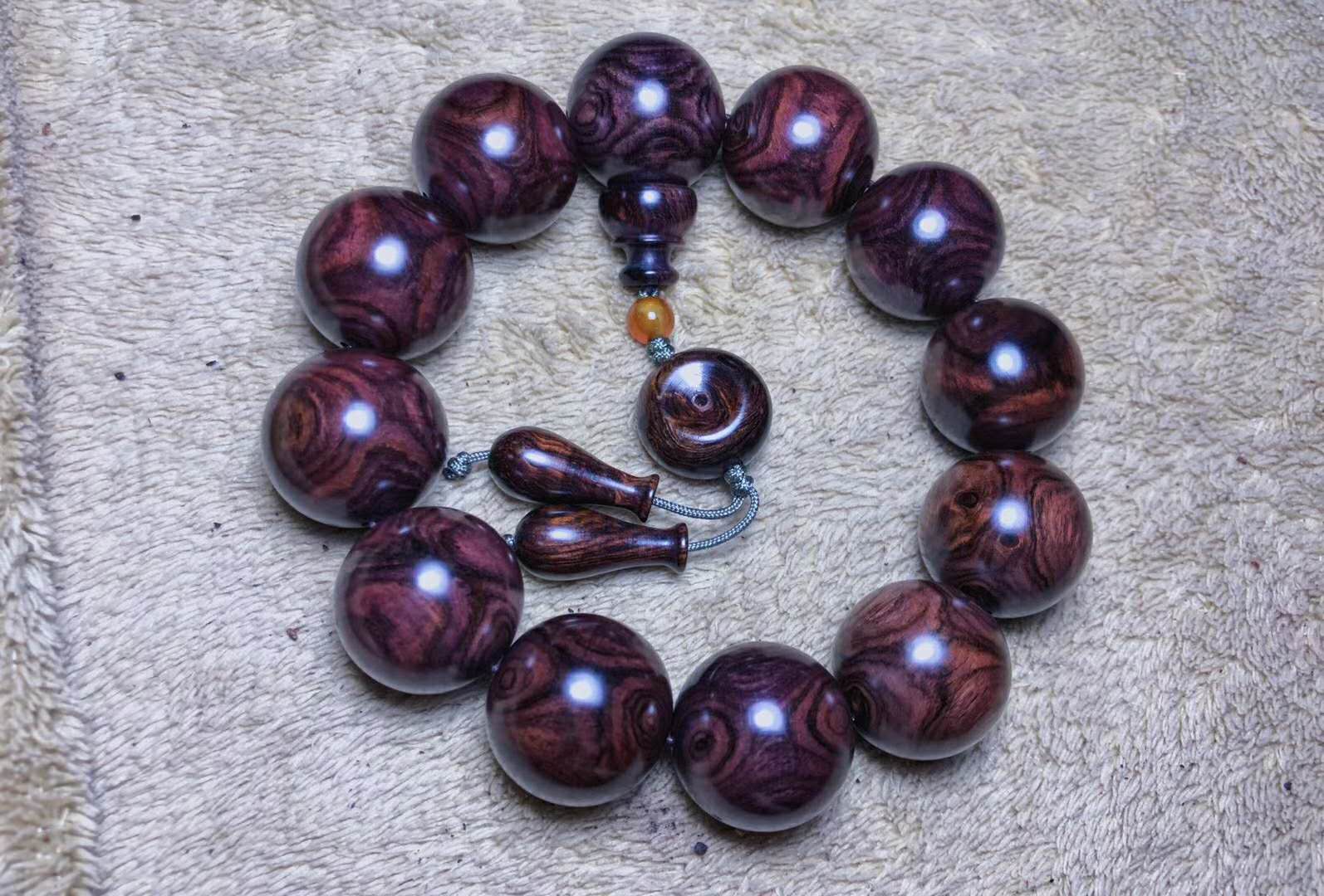 海南黄花梨与大叶黄花梨手串区别,海南黄花梨和什么木材相似