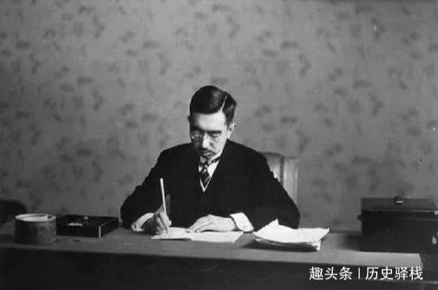 日本战败后，一杂货店老板要求裕仁退位，声称自己才是正统天皇