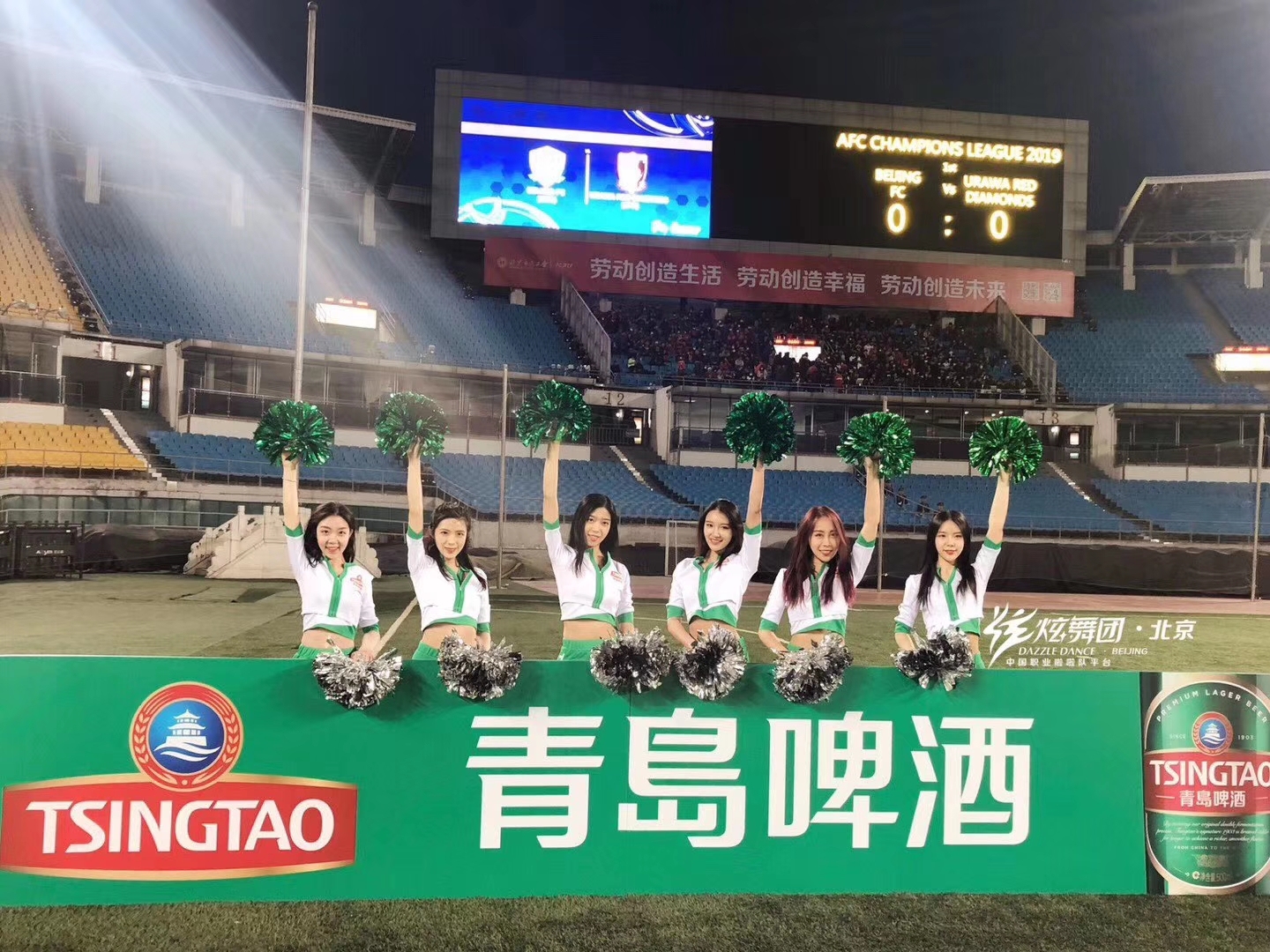 绿裙绿衣绿茵球场，宝贝啦啦队舞动亚欧小组赛，女神们个个美上天