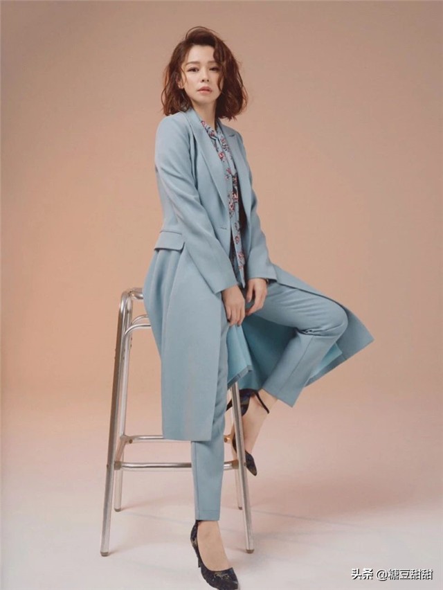蓝色和棕色哪个更百搭,棕色和藏蓝色哪个显年轻