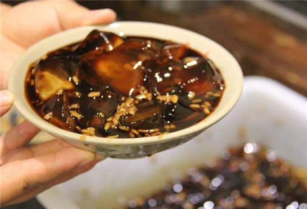 南方的凉粉和北方的凉粉不同,热天来一碗正宗的凉粉感觉爽极了