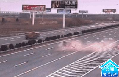 D*杯罩**美女怕勒胸这样系安全带，竟活生生被拦腰折断！