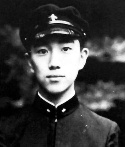 日本作家自杀的真相，他被称为日文学史上最帅的男人，死得最惨！