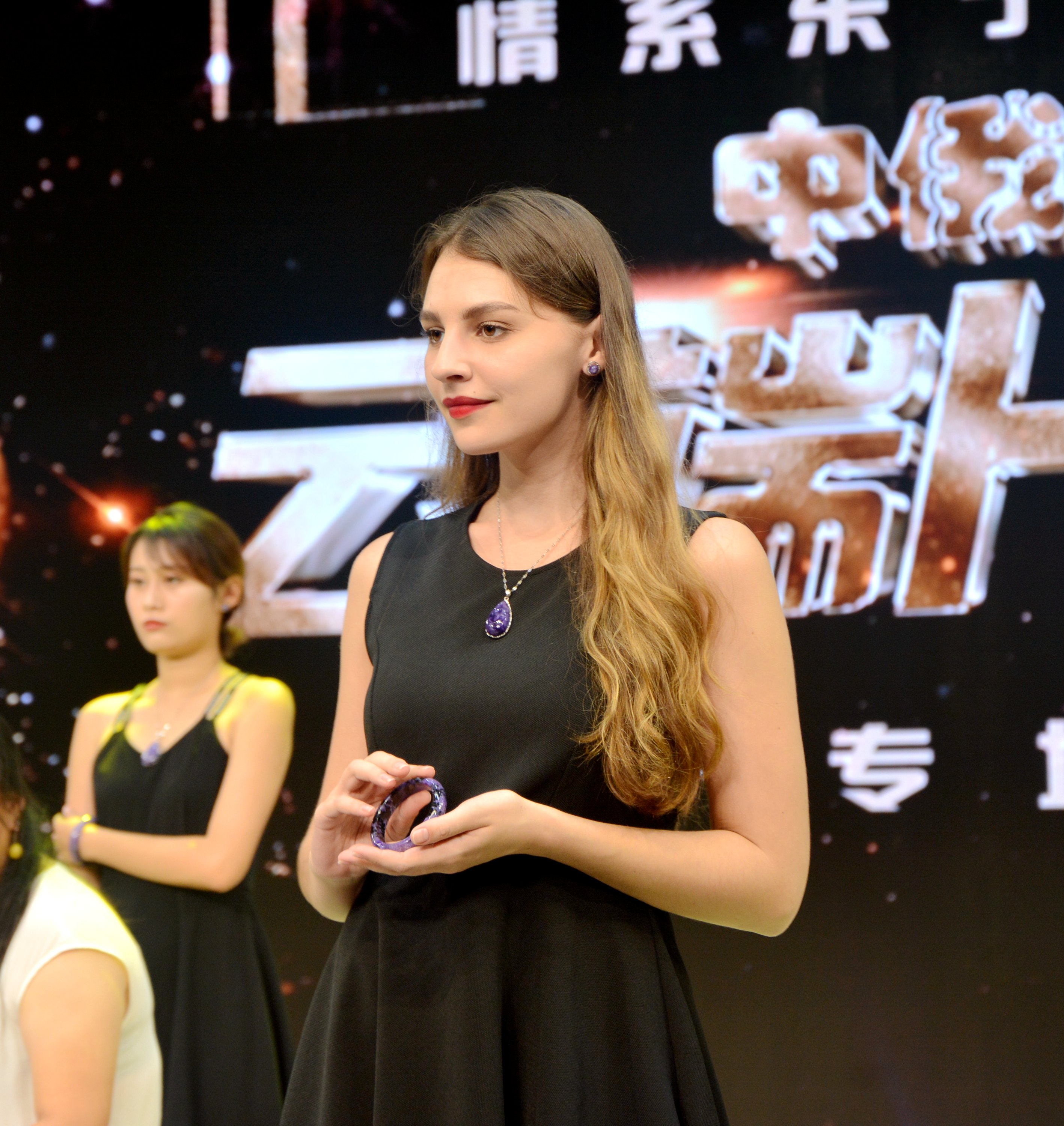 浜戠high娲诲姩,涓滃畞瀹濈帀鐭宠妭