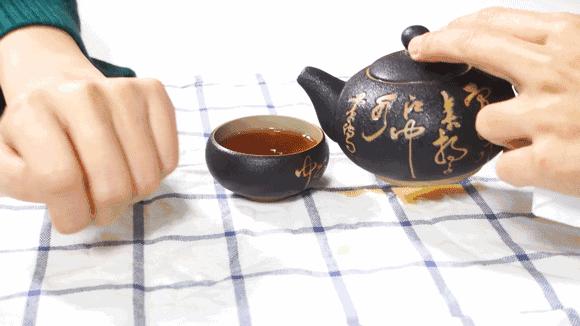 为啥别人倒茶要敲茶杯一下,为什么别人倒酒倒茶要敲两下
