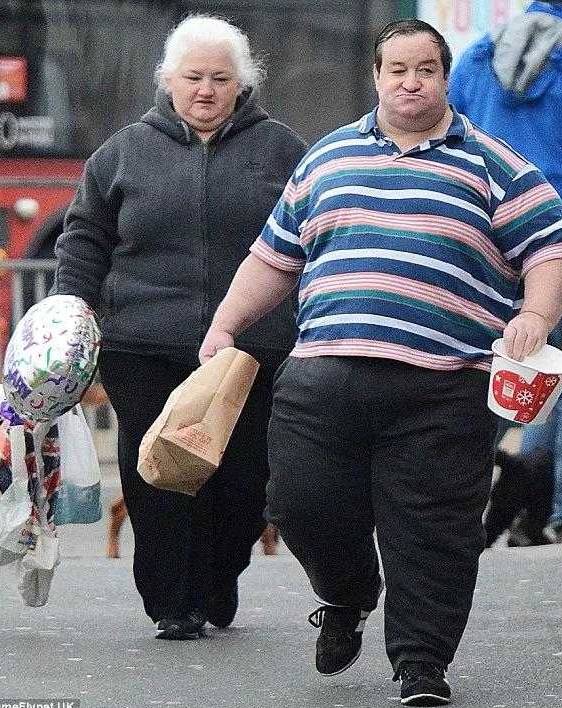 耐克毫无违和感,耐克模特眯眯眼