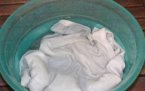 白衣服发黄洗白简单有效方法小孩,白衣服领子发黄洗白最有效的方法