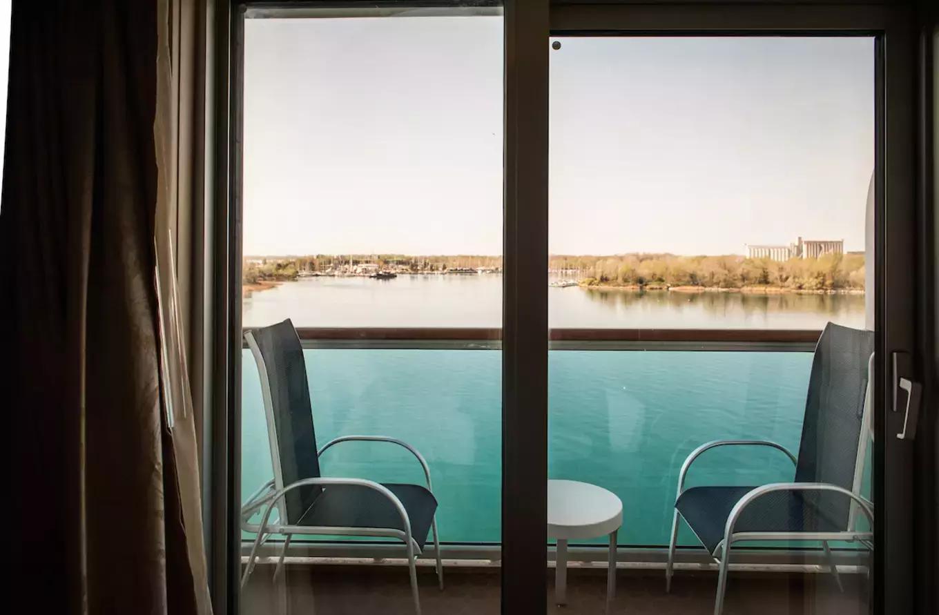 环球蜜月的小两口，免费上了一座价值8亿欧元的邮轮