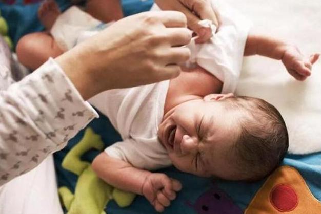 满月宝宝为什么哭的时候脸发紫,为啥满月宝宝哭得那么凶