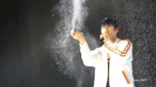 他们拼命化解尴尬的样子，够我笑上一整天