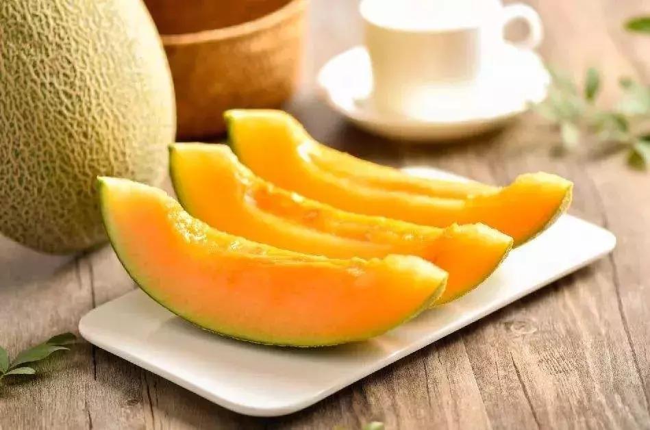 3个桃子26块钱,3个桃子28元