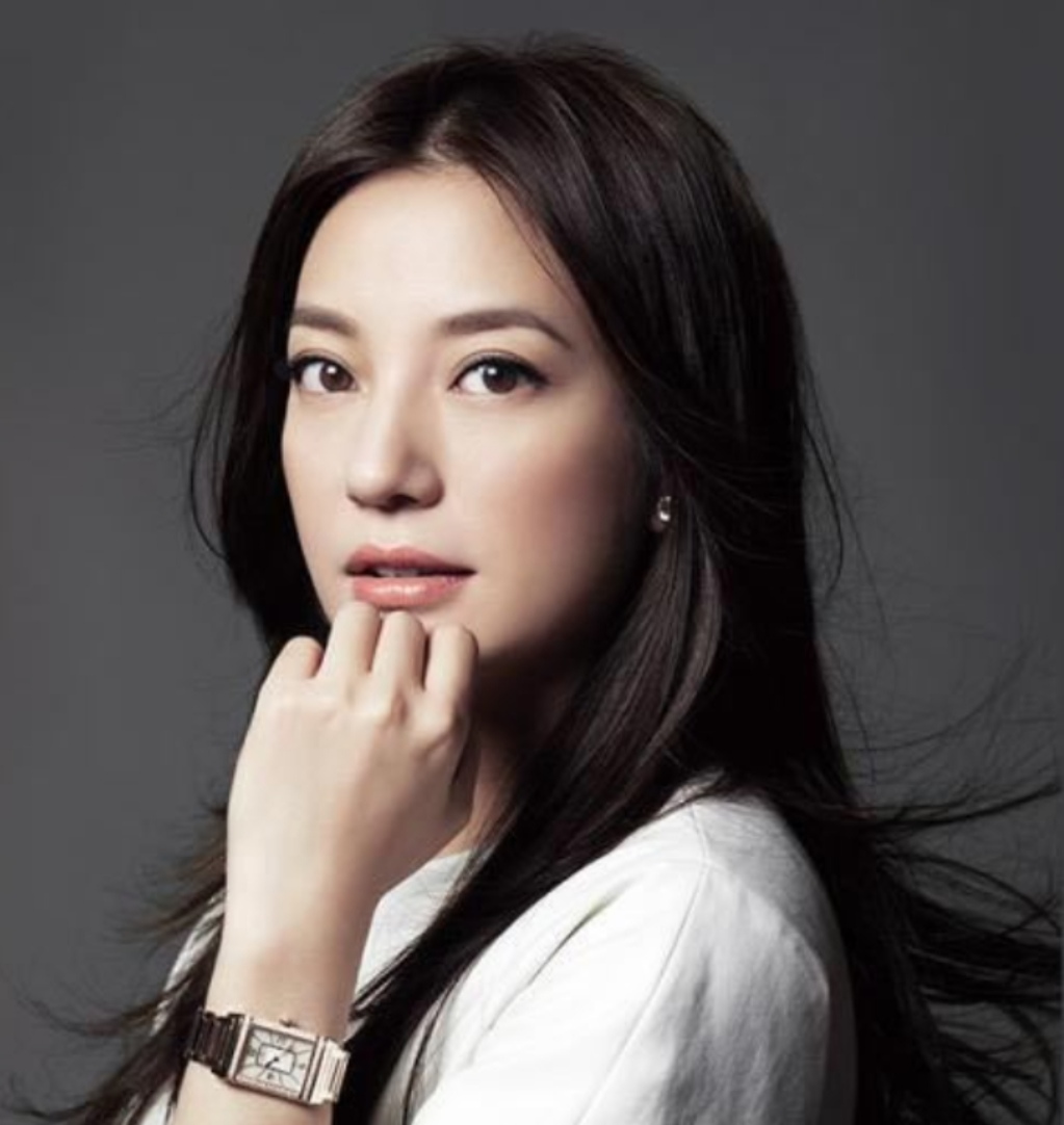 现在流行手上戴什么首饰好看,女人手戴什么首饰比较好