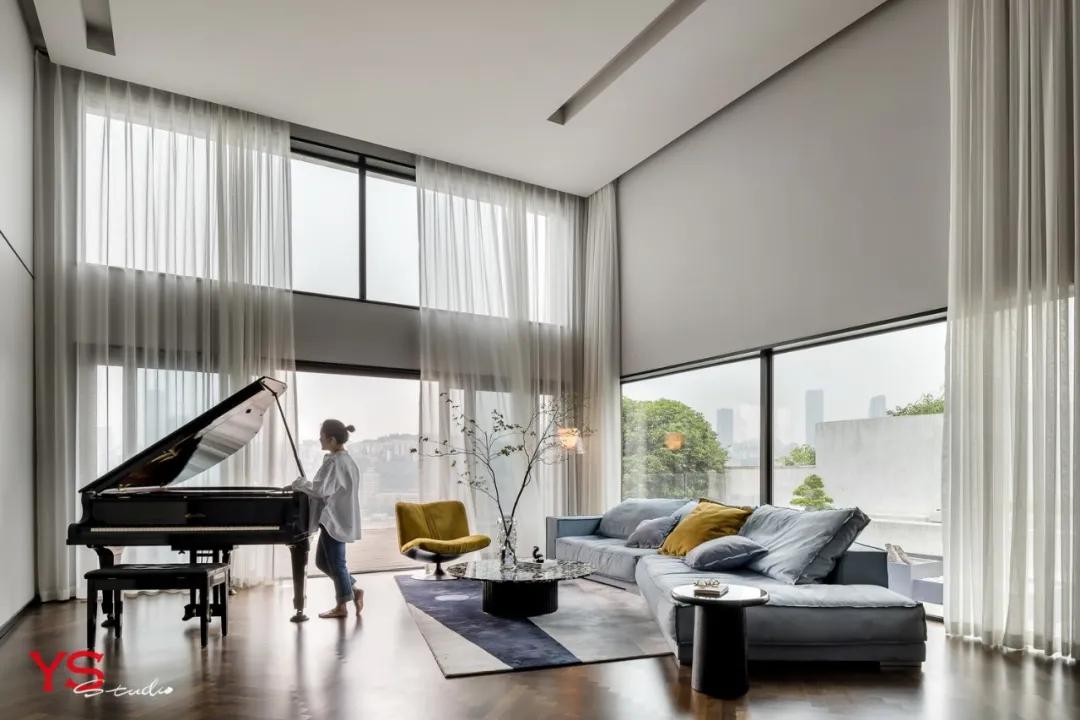 她从欧洲背回月球灯，“明明如月，何时可掇”，把家变成了艺术馆