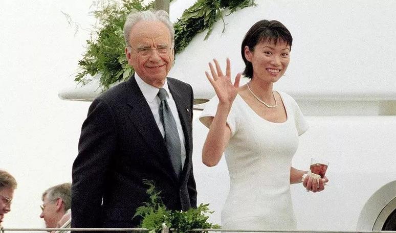 从“父女恋”到“母子恋”,这个52岁女人把自己活成了美国萧亚轩