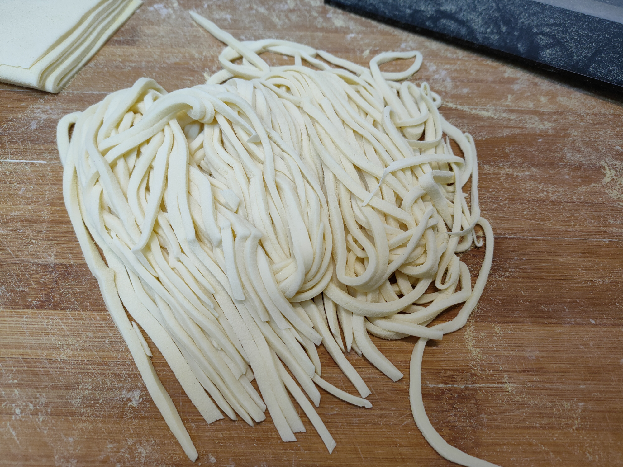 手擀面一煮就糊锅底,手擀面一煮透明