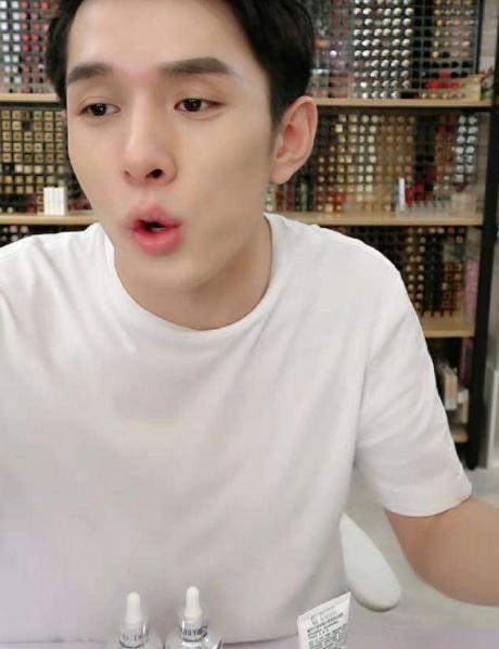 李佳琦晒出自用的精华液，一瓶才不到50块，被称为平价兰蔻