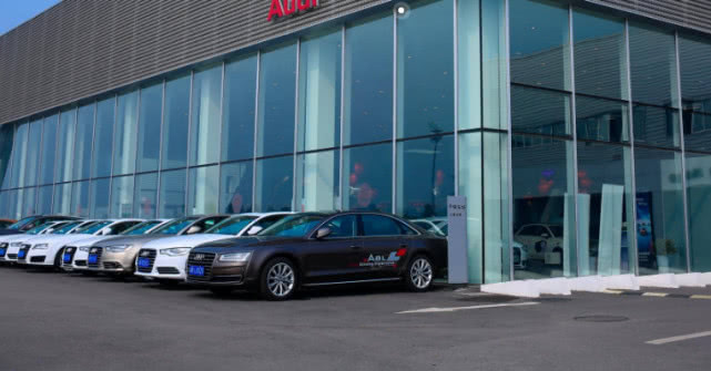 新买的车4s店只给一杯油,女子提车只给了一杯油