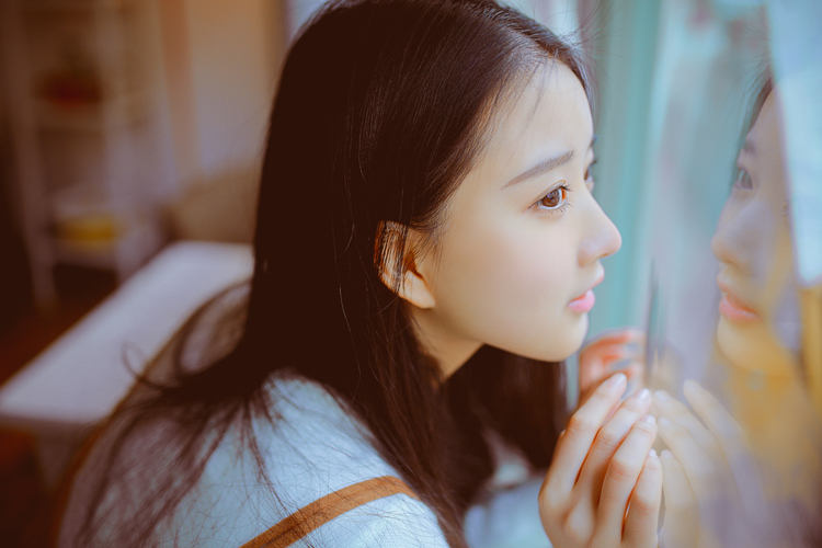 女朋友生气做些什么,女朋友生气不理人不回信息怎么哄