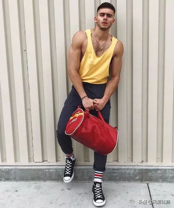 颜值高大长腿还会穿,谁高中没有暗恋过这样一个体育生?