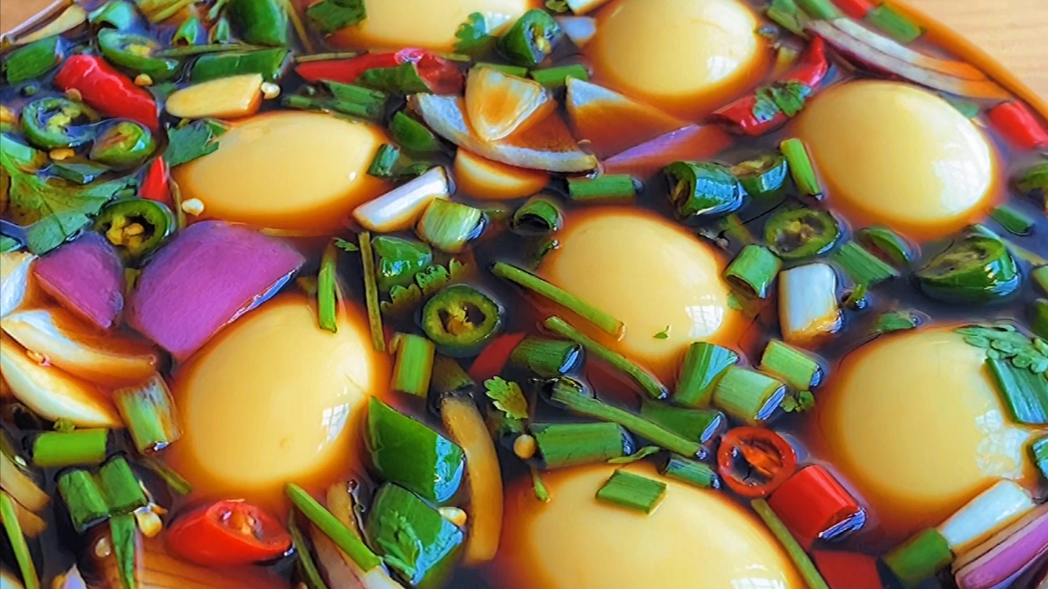 煮鸡蛋时，别直接下锅煮，老保姆教我一招，鸡蛋不会裂，特好剥皮