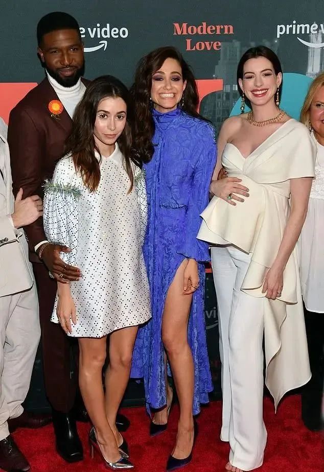 美国女明星安妮海瑟薇感情,安妮海瑟薇带孩子逛街状态