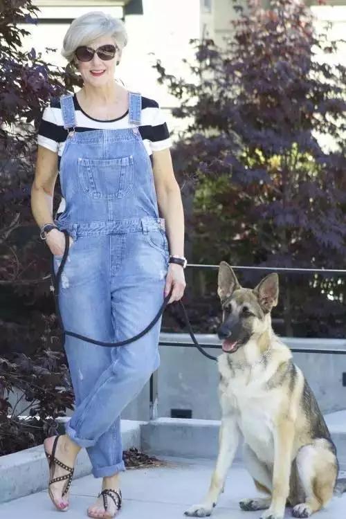 60岁奶奶穿搭时尚,60岁奶奶的时尚穿搭