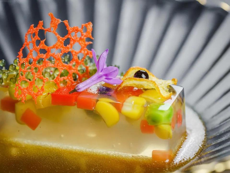 这家人均880的私房菜，连杯子都是施华洛世奇