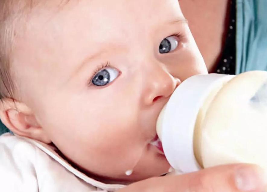 刚喂完奶宝宝打嗝怎么回事,刚喂完奶的婴儿吐奶打嗝怎么办