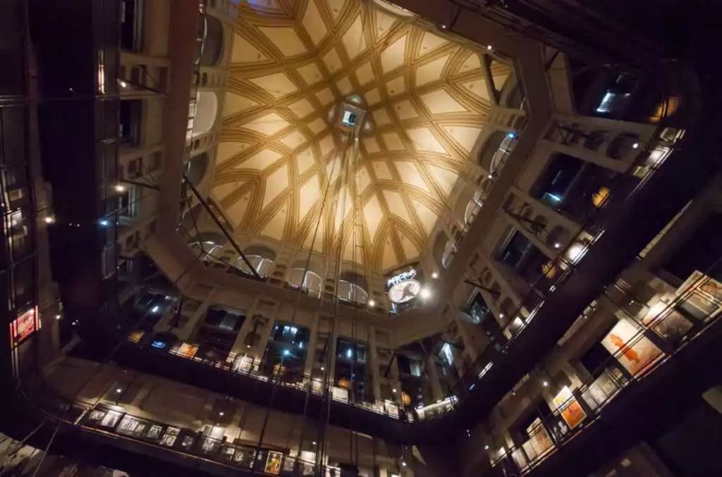 雪山下的城市美术作品,雪山下的艺术小镇在哪里