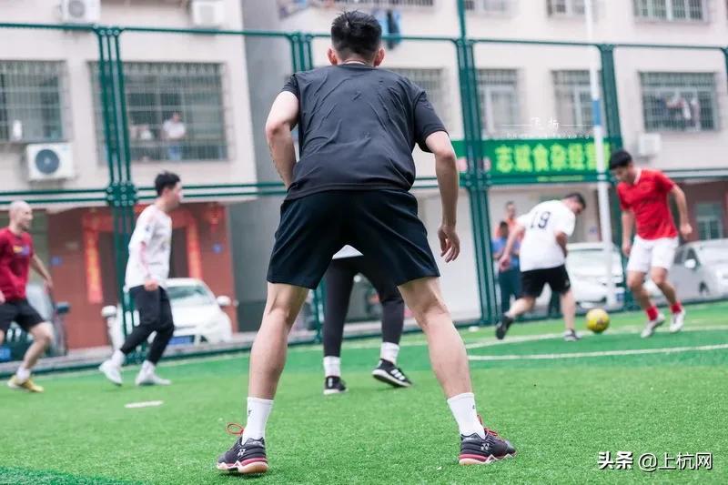 林丹野球场秀足球,林丹回到球场赢了