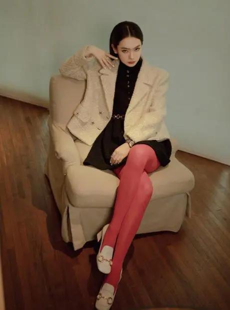 谁说丝袜不能配凉鞋,谁说丝袜一定要配高跟