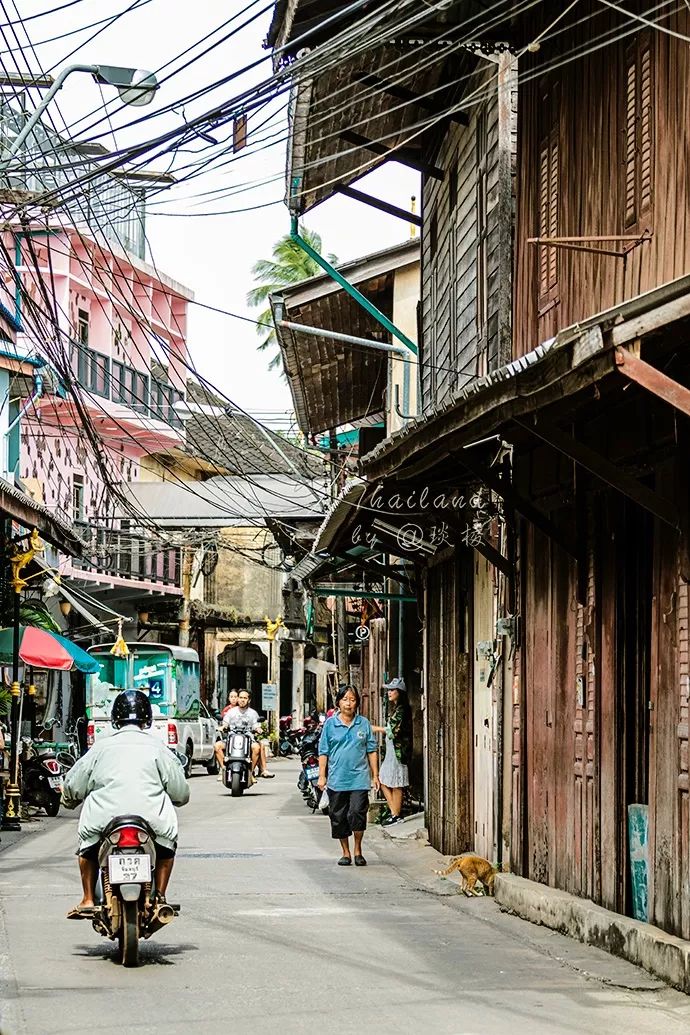 在泰国的“宝石之都”，珠宝街像菜市场，宝石摆地摊上出售