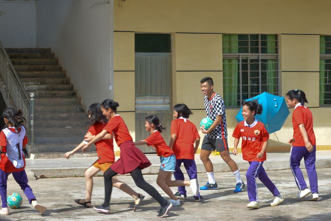 捐百万广告位，3国脚进大山支教孩子狂喜：足球是啥？