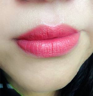 嘴唇常起皮适合涂口红还是唇釉,涂口红的正确步骤唇型