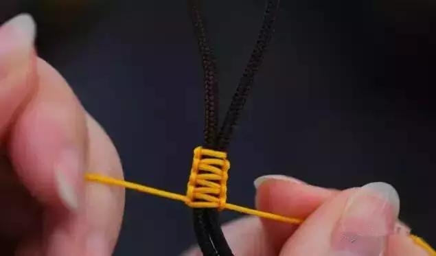 手编绳吊坠怎么打结,四股手编绳打结收尾