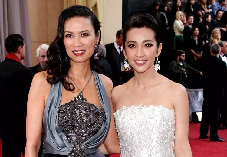 43岁的邓文迪,25岁的邓文迪